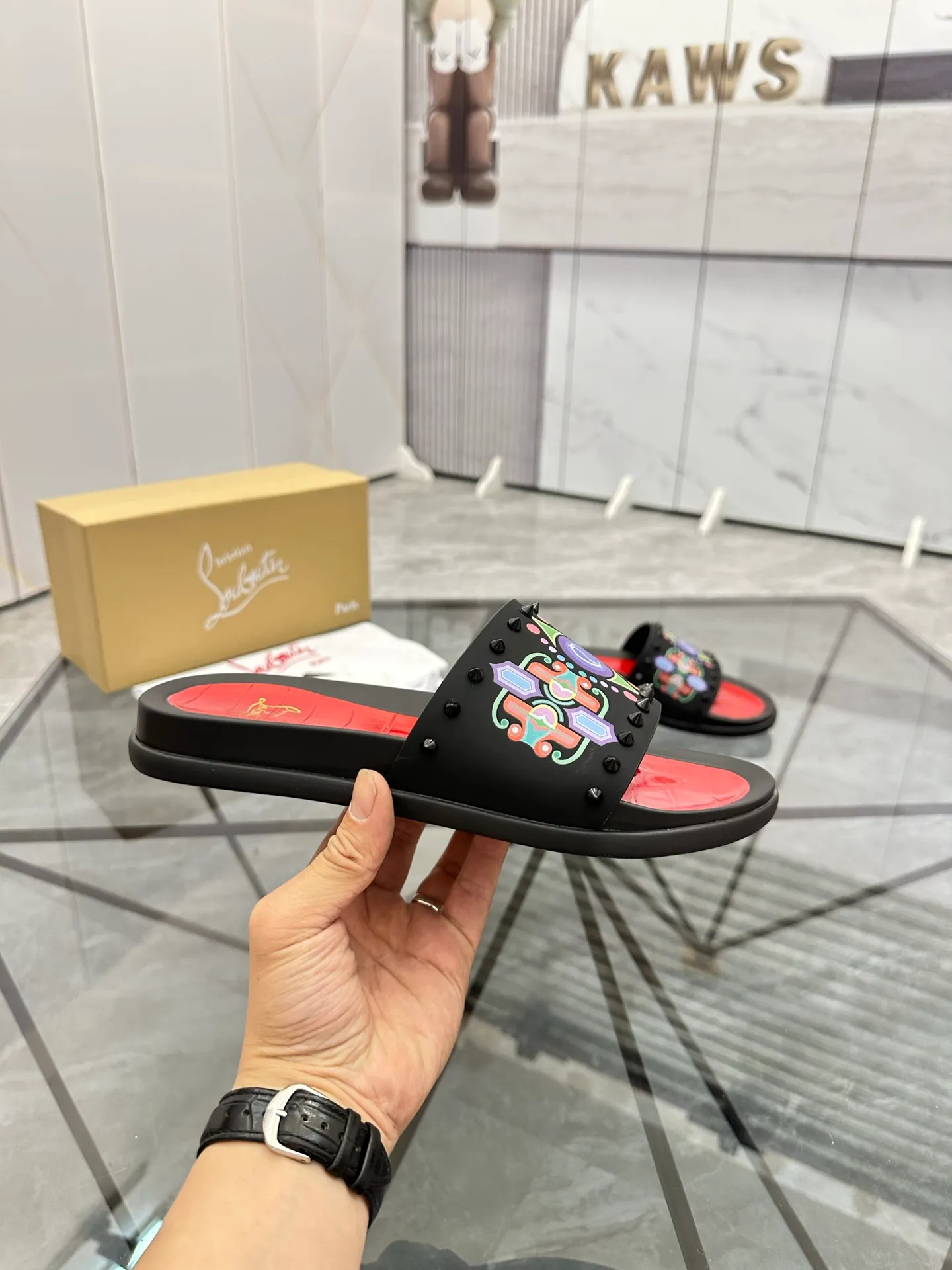 Men's shoes: 💰P340¥ Product trademark: CL red-soled shoes* "CL*" slippers Regular size: 38-44 (men's 45.46 can be customized) Product materials: imported cowhide upper, professional 5D craftsmanship, high-end rivets, sheepskin lining, original outsole. Number: 789